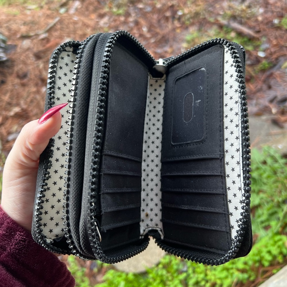 Black daisy wallet